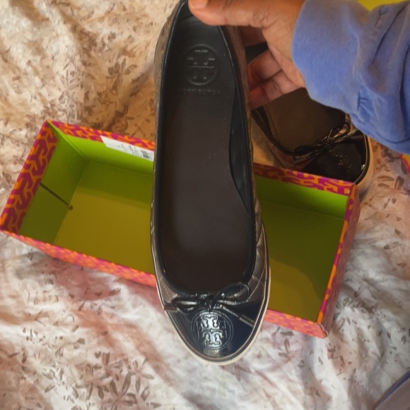 Pretty silver and navy patent Tory Burch sneakers - Picture 4 of 7